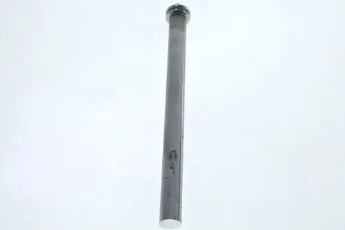 Lange, zylindrische Anode in metallischer Optik, hergestellt von Bosch, mit einem einseitigen Gewinde und glatter Oberfläche, vor hellgrauem Hintergrund.